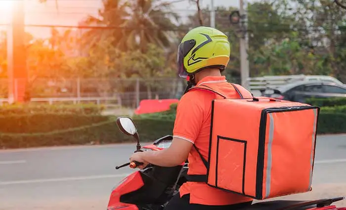 Motor kullanan bir kurye